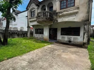Haus zum Kauf mit 4 Zimmer in Phra Khanong, Bangkok