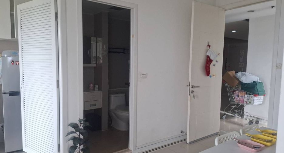 For rent 2 bedrooms condo in Huai Khwang, Bangkok