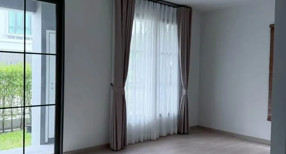 Casa en alquiler de 3 habitaciones en Lat Krabang, Bangkok