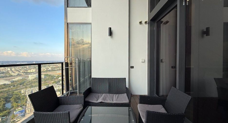 À louer 3 chambres condo à Huai Khwang, Bangkok