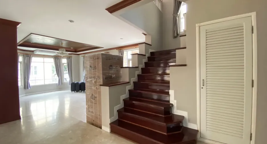Haus zur Miete mit 4 Zimmer in Phra Khanong, Bangkok