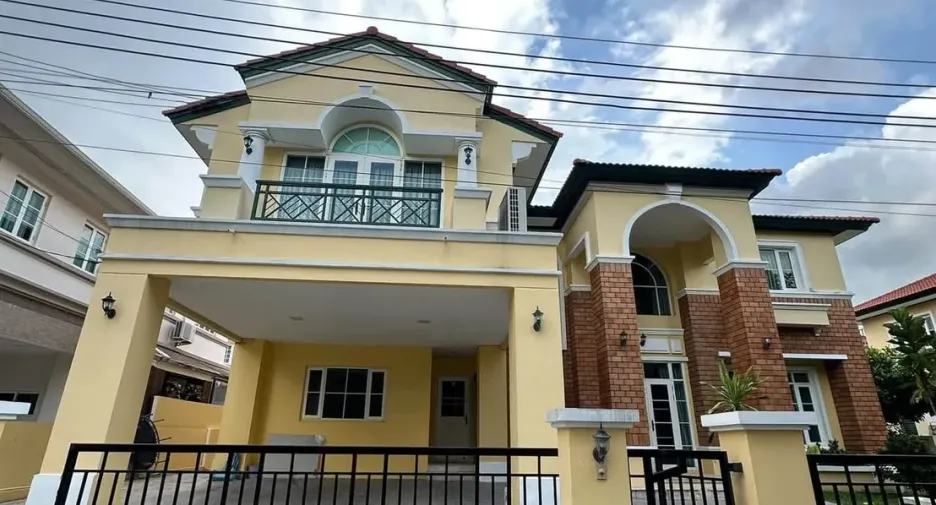 Haus zur Miete mit 4 Zimmer in Phra Khanong, Bangkok