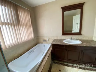 Haus zur Miete mit 4 Zimmer in Phra Khanong, Bangkok