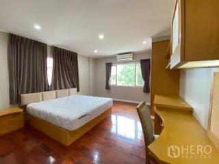 Haus zur Miete mit 4 Zimmer in Phra Khanong, Bangkok