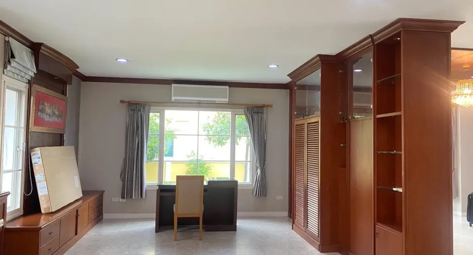 Haus zur Miete mit 4 Zimmer in Phra Khanong, Bangkok