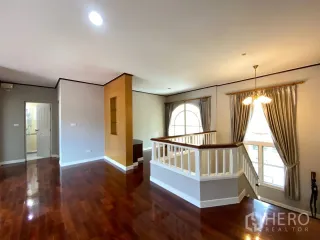 Haus zur Miete mit 4 Zimmer in Phra Khanong, Bangkok