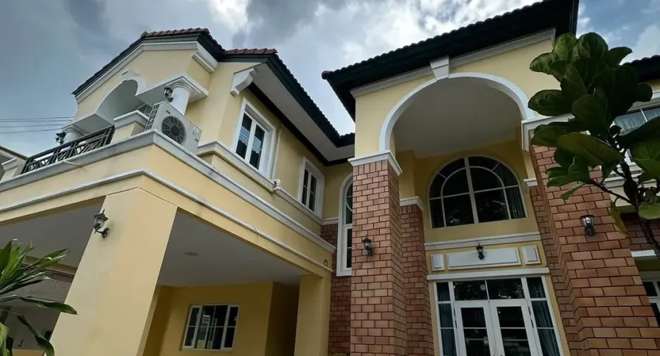 Haus zur Miete mit 4 Zimmer in Phra Khanong, Bangkok