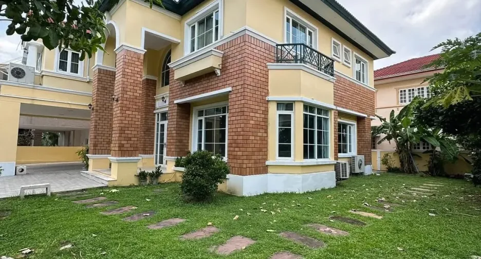 Haus zur Miete mit 4 Zimmer in Phra Khanong, Bangkok