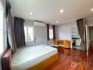 Haus zur Miete mit 4 Zimmer in Phra Khanong, Bangkok