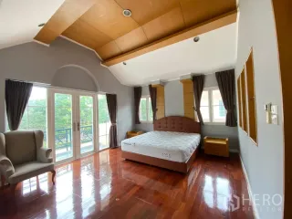 Haus zur Miete mit 4 Zimmer in Phra Khanong, Bangkok