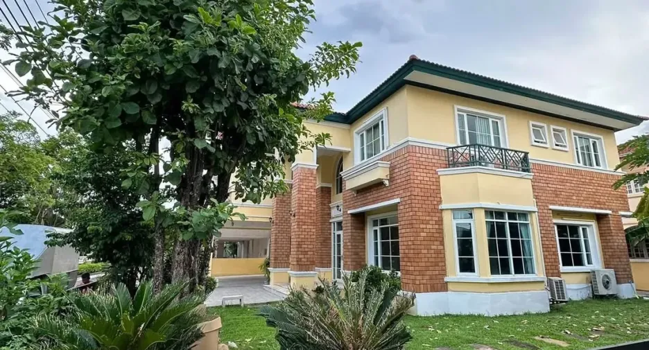 Haus zur Miete mit 4 Zimmer in Phra Khanong, Bangkok