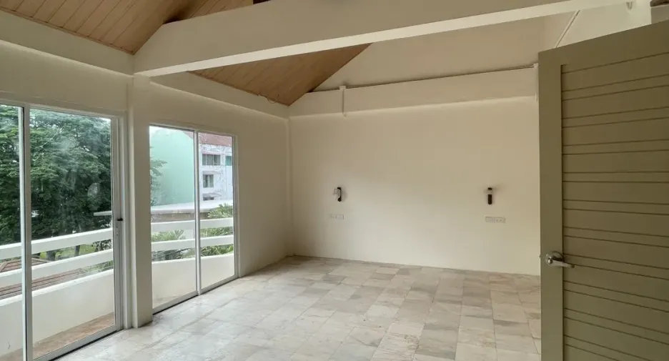 For sale そして for rent 3 ベッドルーム retail Space in Huai Khwang, Bangkok