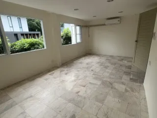 For sale そして for rent 3 ベッドルーム retail Space in Huai Khwang, Bangkok