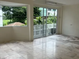 For sale そして for rent 3 ベッドルーム retail Space in Huai Khwang, Bangkok
