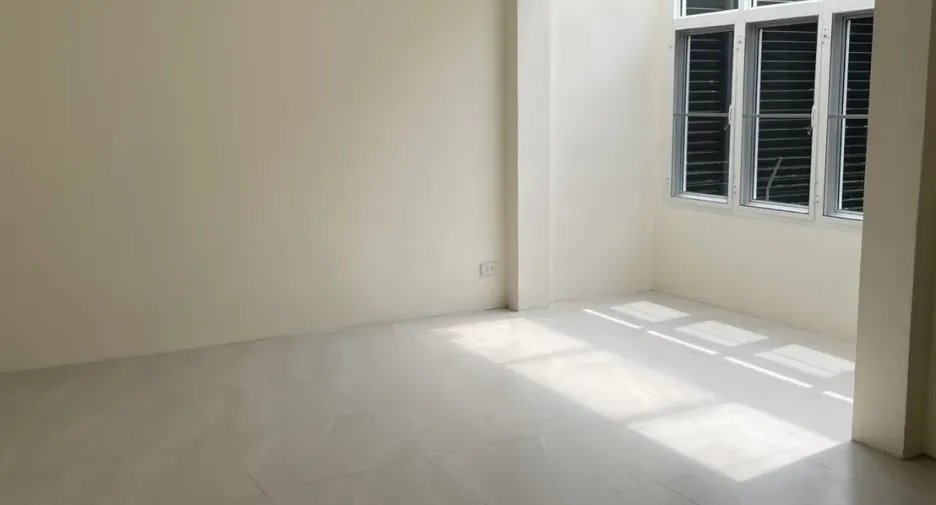 For sale そして for rent 3 ベッドルーム retail Space in Huai Khwang, Bangkok