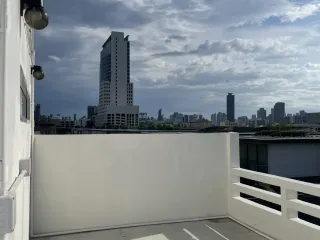 For sale そして for rent 3 ベッドルーム retail Space in Huai Khwang, Bangkok
