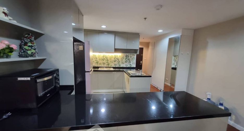 For rent 2 bedrooms condo in Huai Khwang, Bangkok