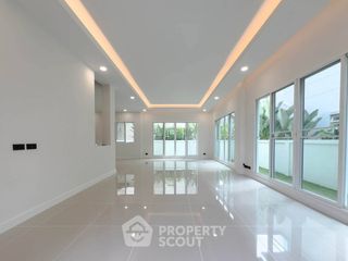 Haus zum Kauf mit 3 Zimmer in Taling Chan, Bangkok