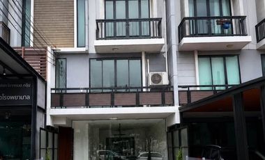 Gewerbefläche zur Miete mit 3 Zimmer in Suan Luang, Bangkok