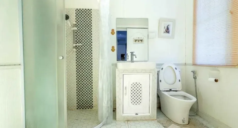 For rent 8 bedrooms house in Saraphi, Chiang Mai