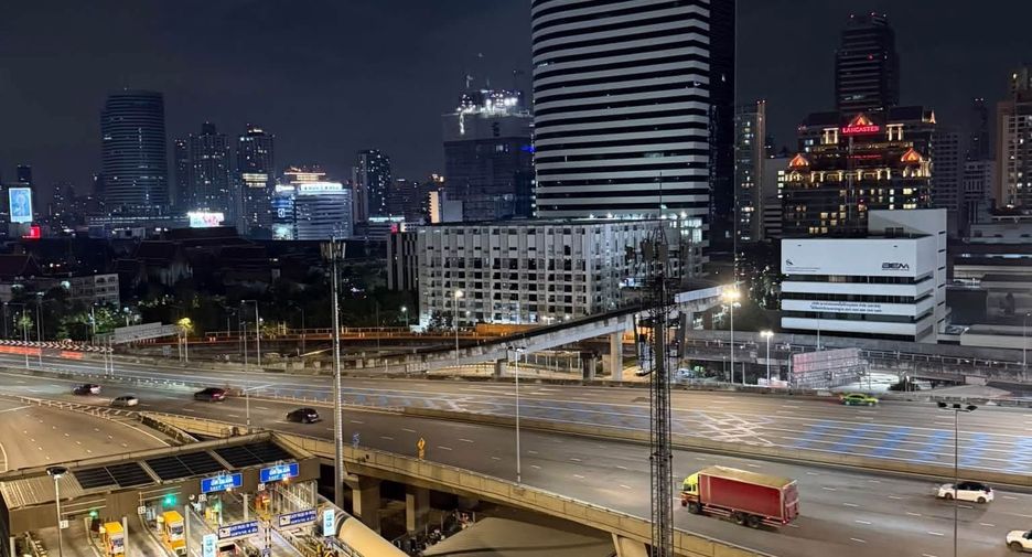 For rent 2 bedrooms condo in Huai Khwang, Bangkok