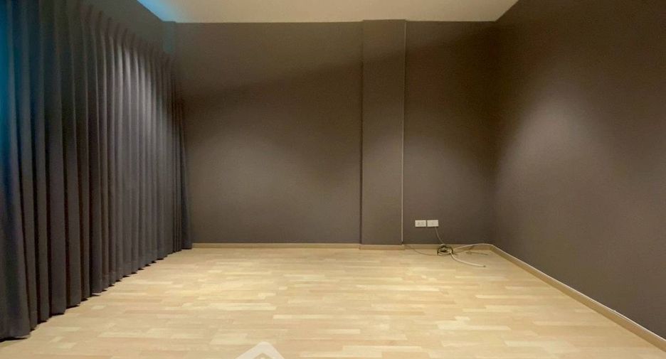 For rent 3 bedrooms townhouse in Suan Luang, Bangkok