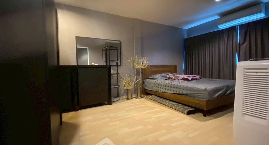 For rent 3 bedrooms townhouse in Suan Luang, Bangkok