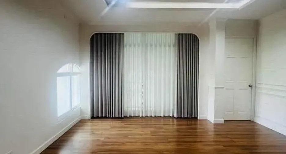 For rent 4 bedrooms house in Taling Chan, Bangkok
