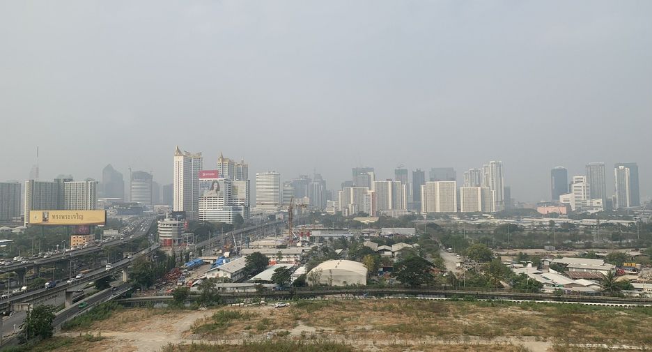 For rent 2 bedrooms condo in Huai Khwang, Bangkok