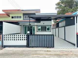 À vendre 2 chambres maison de ville à Bang Lamung, Chonburi