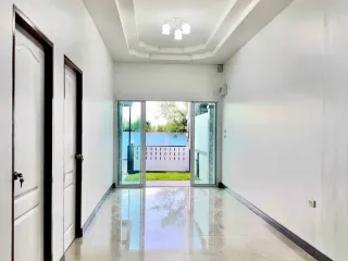 À vendre 2 chambres maison de ville à Bang Lamung, Chonburi