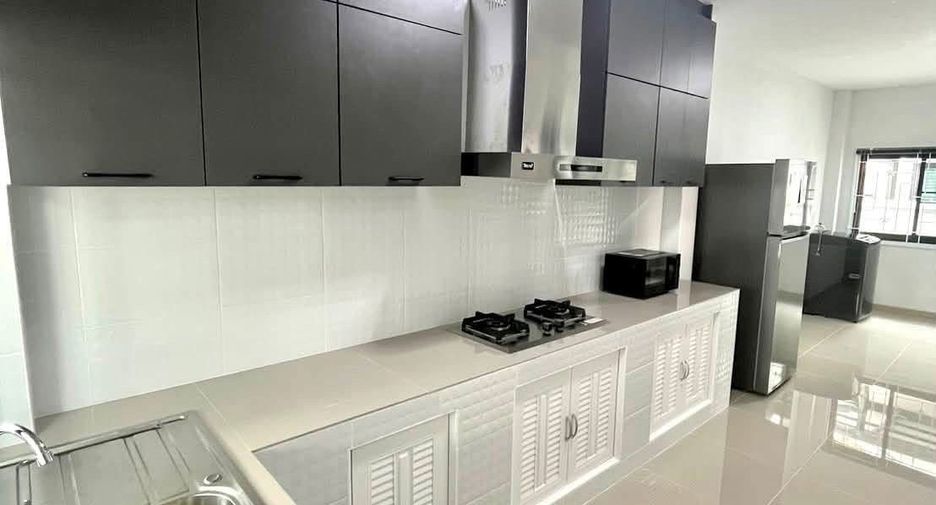 For rent 4 bedrooms house in Saraphi, Chiang Mai
