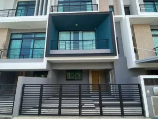 For rent 3 bedrooms townhouse in Saphan Sung, Bangkok