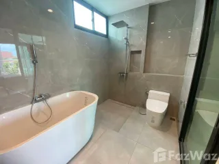 For rent 3 bedrooms townhouse in Saphan Sung, Bangkok