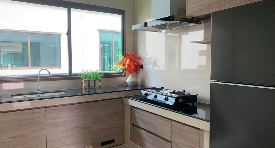 For rent 4 ベッドルーム house in Bang Kapi, Bangkok