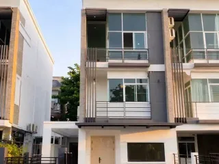 出售 和 出租 4 卧室 联排别墅 在 Lat Phrao, 曼谷