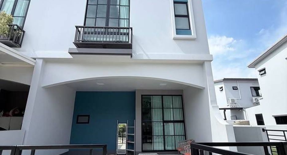 For rent 3 bedrooms townhouse in Lat Krabang, Bangkok