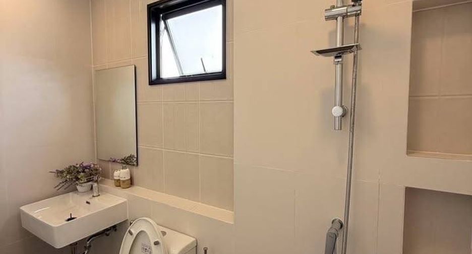 For rent 3 bedrooms townhouse in Lat Krabang, Bangkok