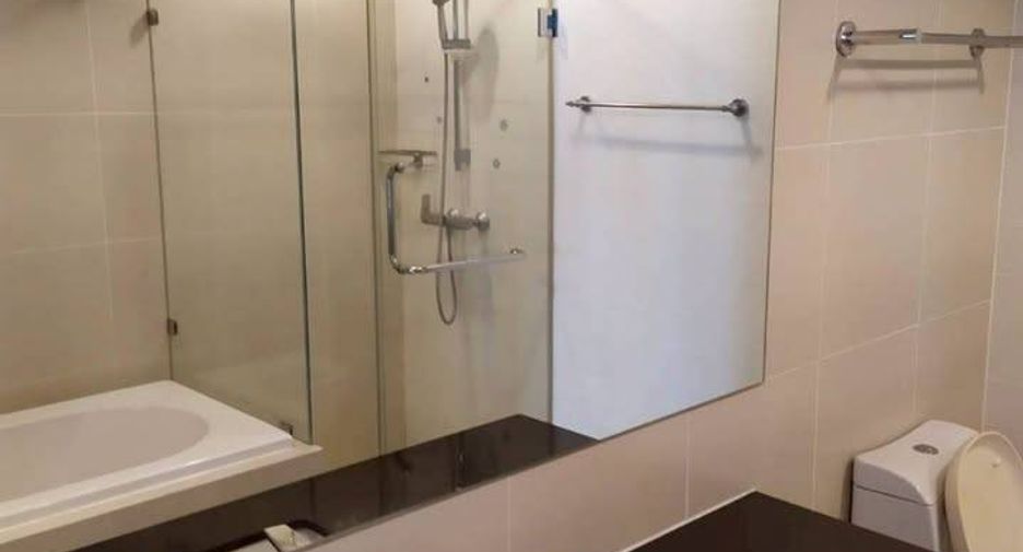 For rent 3 bedrooms condo in Huai Khwang, Bangkok