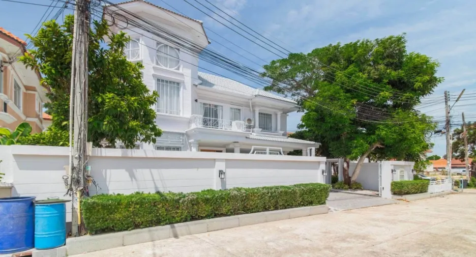 Villa zum Kauf mit 4 Zimmer in Bang Lamung, Chonburi