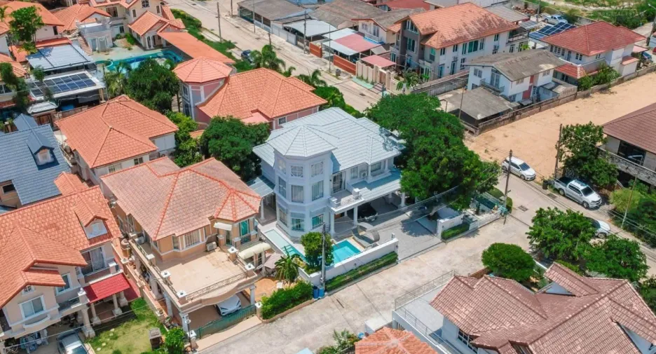 Villa zum Kauf mit 4 Zimmer in Bang Lamung, Chonburi