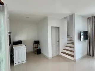 Casa adosada en alquiler de 3 habitaciones en Khlong Luang, Pathum Thani