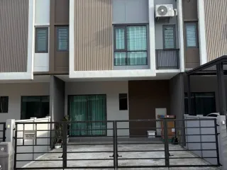 Casa adosada en alquiler de 3 habitaciones en Khlong Luang, Pathum Thani