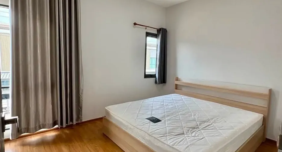 Casa adosada en alquiler de 3 habitaciones en Khlong Luang, Pathum Thani