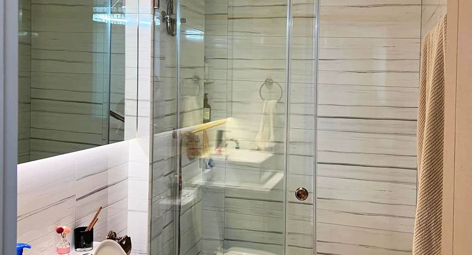 For sale 2 bedrooms condo in Huai Khwang, Bangkok