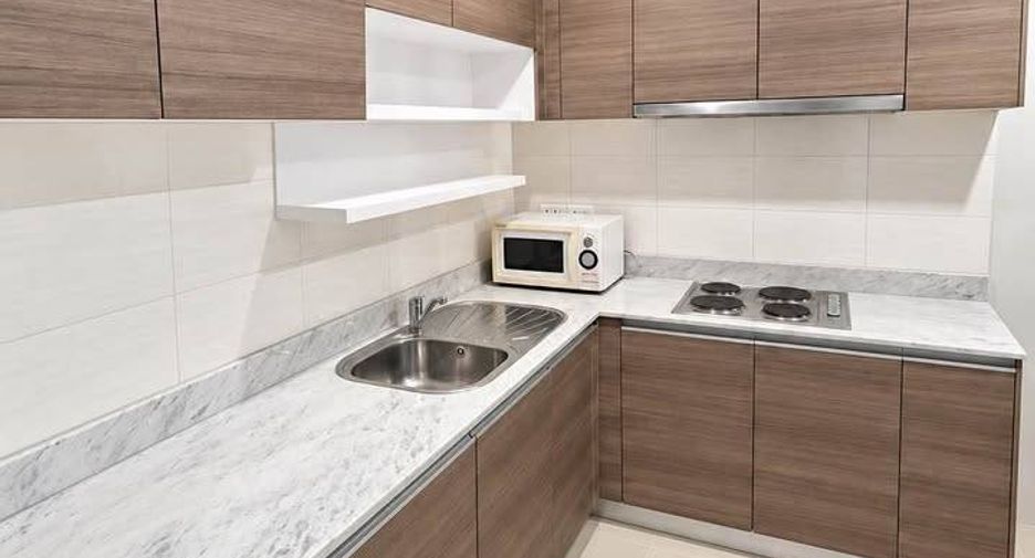 For rent 3 bedrooms condo in Huai Khwang, Bangkok