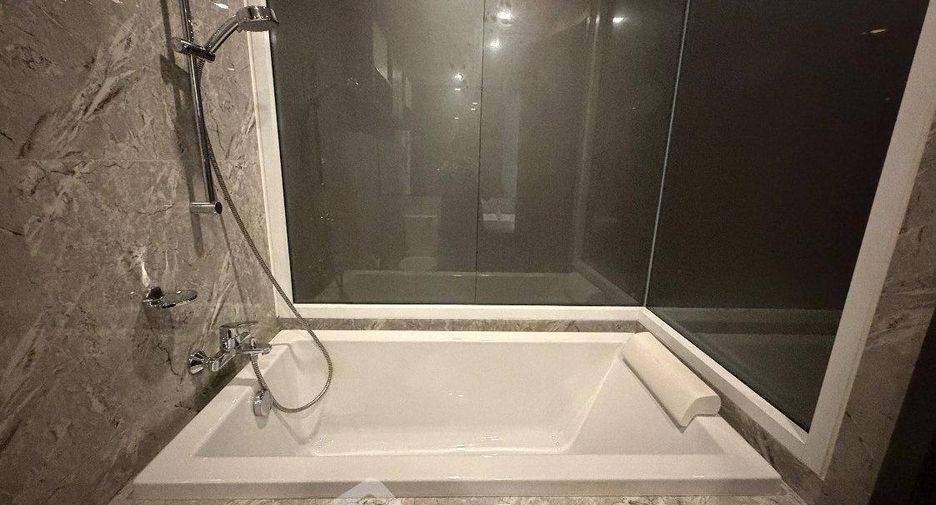 For rent 3 bedrooms condo in Khlong Toei, Bangkok