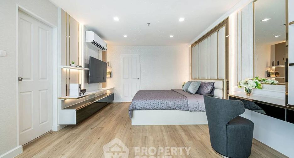 For sale 3 bedrooms condo in Huai Khwang, Bangkok