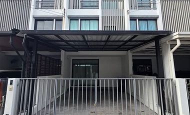 À louer 3 chambres maison de ville à Chatuchak, Bangkok