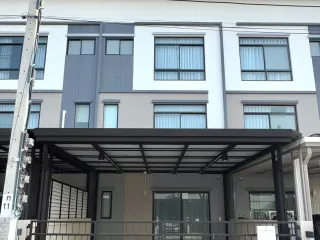 À louer 3 chambres maison de ville à Suan Luang, Bangkok